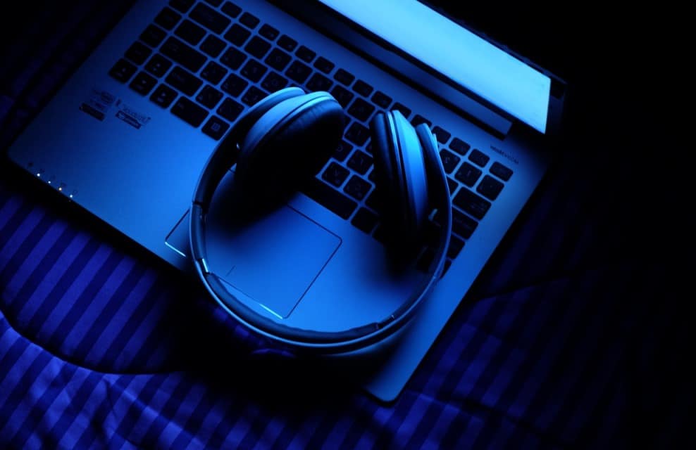laptop and headphone 2